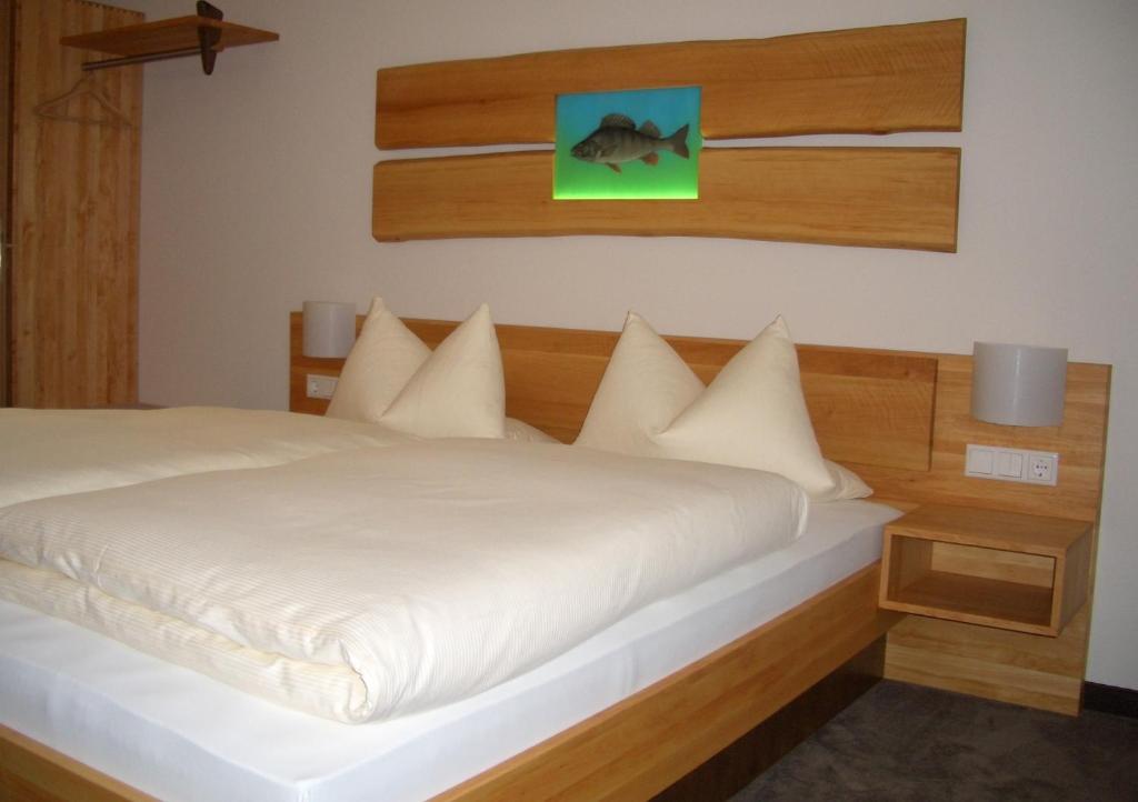 Karpfenhotel & Herrenhaus Im Gasthaus Sindel-Buckel Фойхтванген Стая снимка