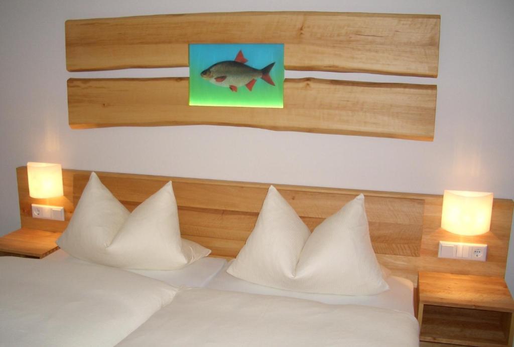 Karpfenhotel & Herrenhaus Im Gasthaus Sindel-Buckel Фойхтванген Екстериор снимка